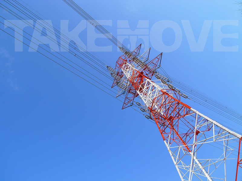 青空をバックに高圧線鉄塔の無料写真