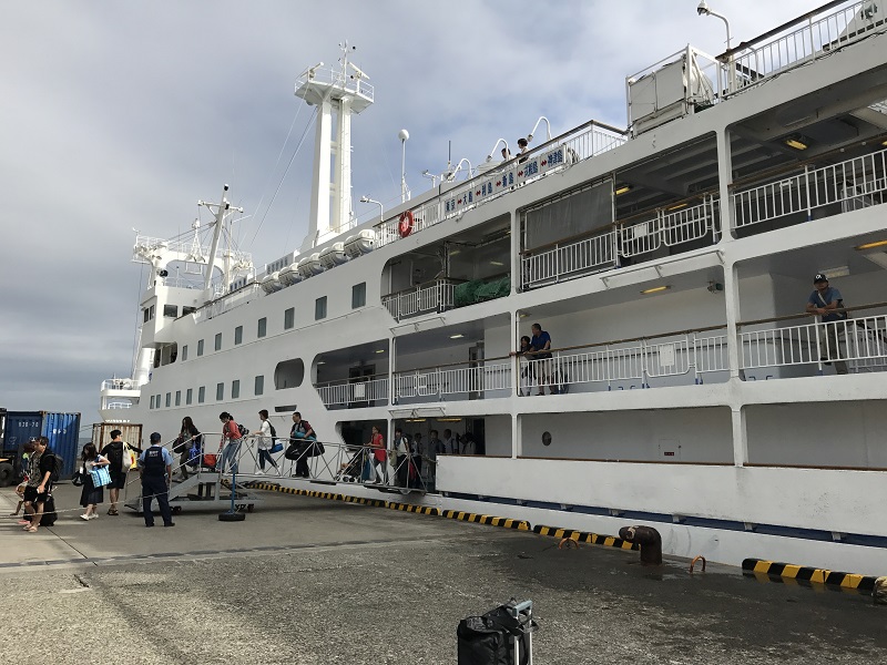 式根島の港に到着した大型客船「さるびあ丸」の無料写真