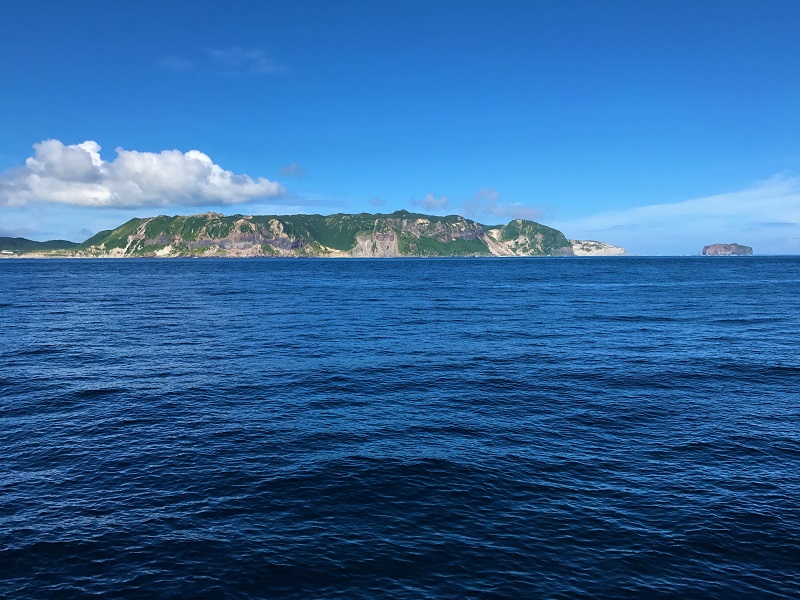 伊豆諸島の一つ 海に浮かぶ新島の遠景の無料写真