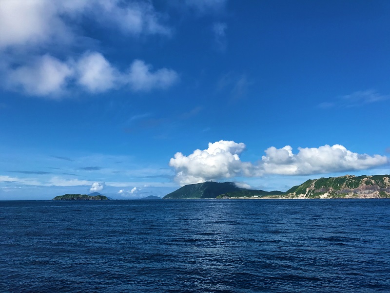 伊豆諸島 海に浮かぶ島々の遠景の無料写真