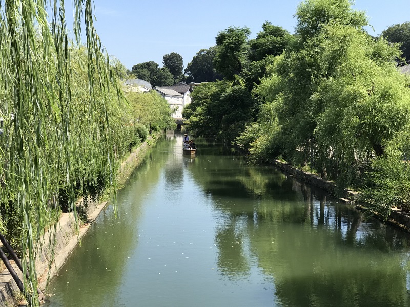 倉敷美観地区を流れる倉敷川沿いの風景の無料写真