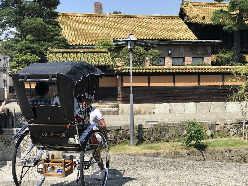 観光人力車に乗れる岡山県倉敷市の倉敷美観地区風景の無料写真