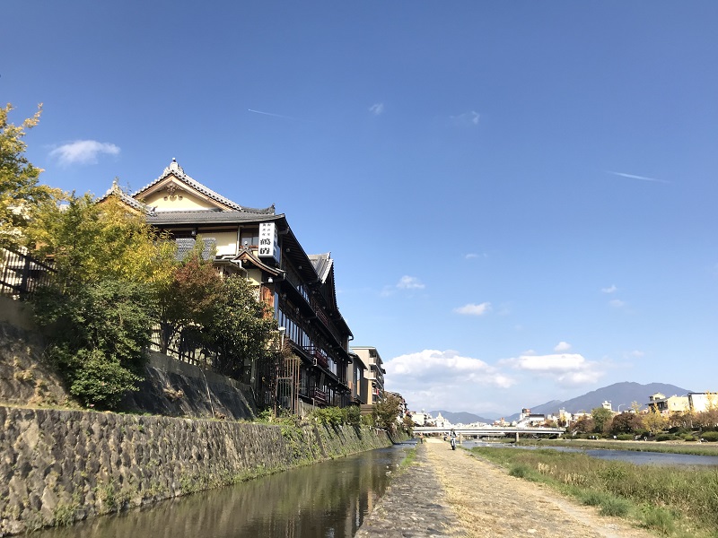 京都鴨川の横を流れる「みそそぎ川」の風景の無料写真