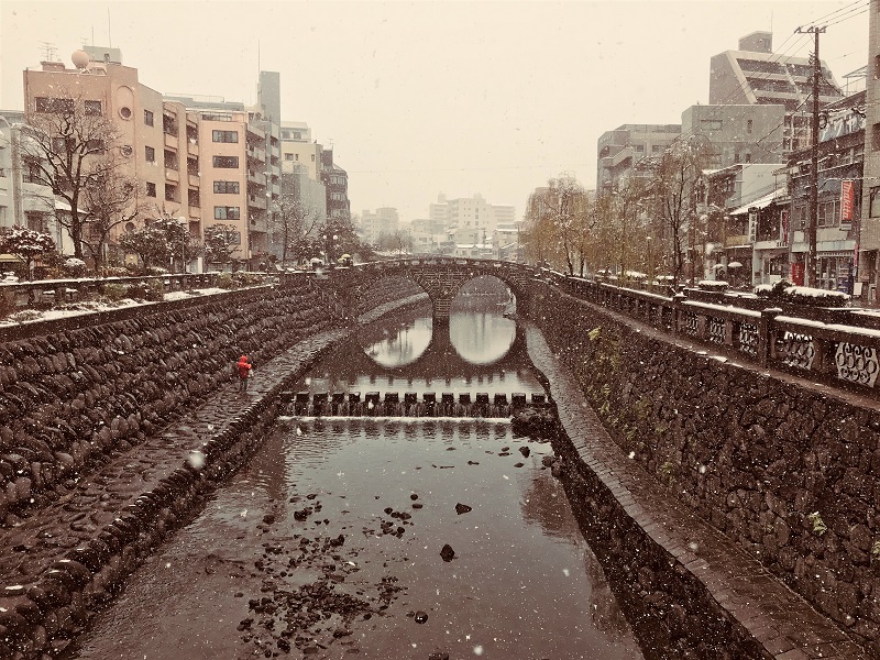 雪が降る冬の眼鏡橋の無料写真