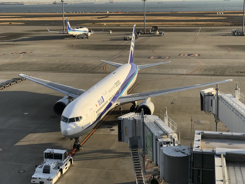 ANA ボーイング767-300 羽田空港に駐機中の飛行機の無料写真