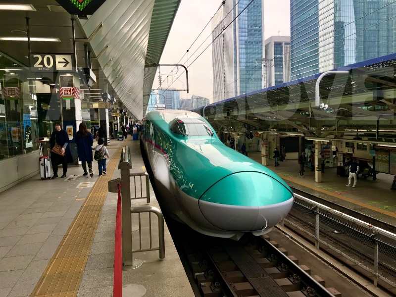 東北新幹線E5系の先頭車両の無料写真