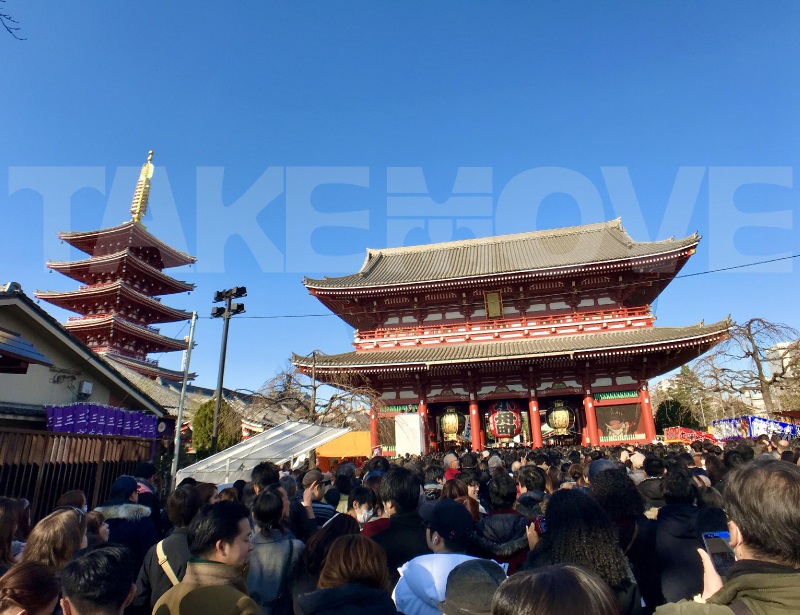 正月の浅草寺宝蔵門と五重塔の無料写真